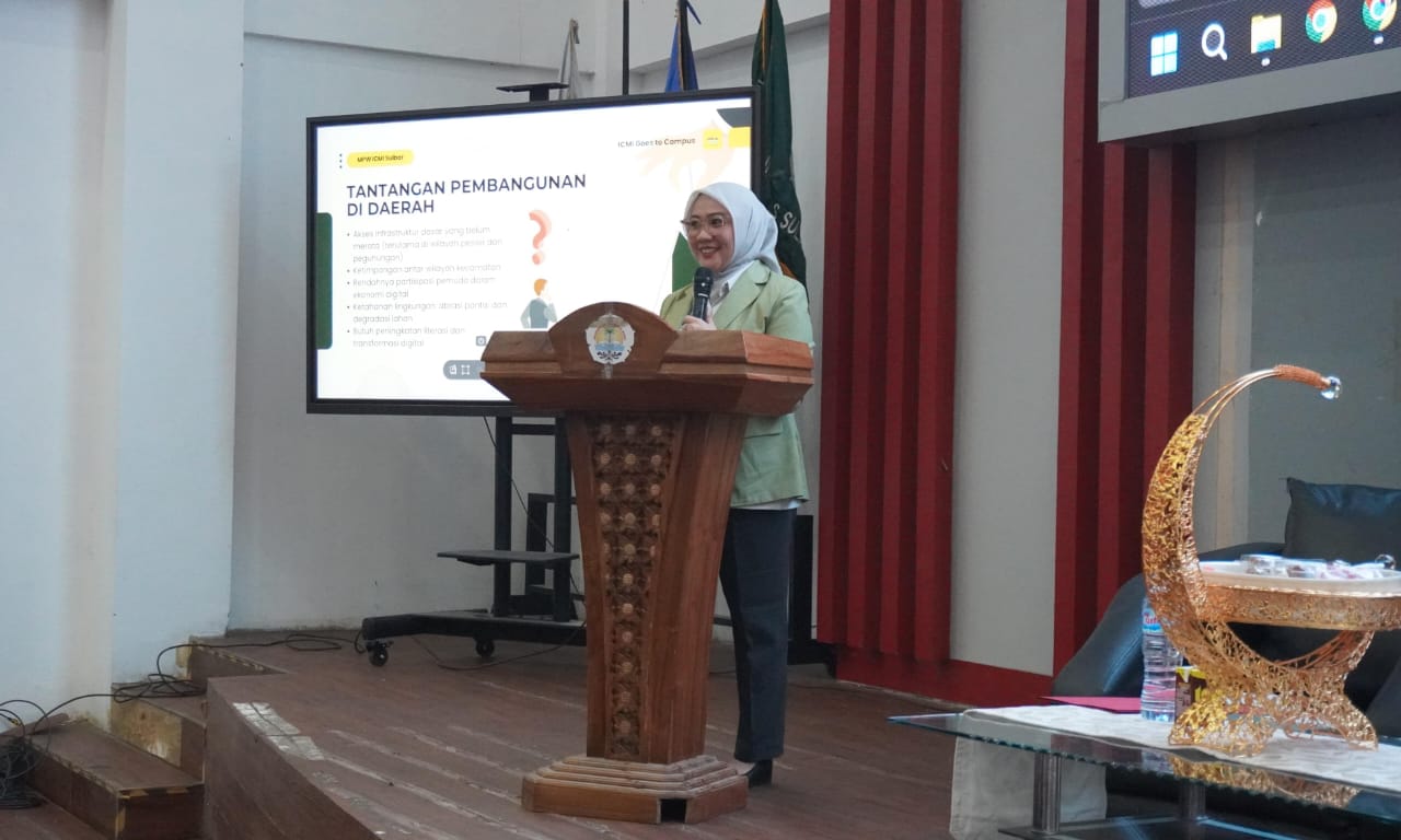Ketua Ikatan Cendekiawan Muslim Indonesia (ICMI) Organisasi Wilayah Sulawesi Barat, Dr Hj Suraidah Suhardi, S.E, M.Si saat menyampaikan sambutan dan materi pada Dialog Tematik bertajuk “Akselerasi Pembangunan Daerah: Kolaborasi untuk Masa Depan yang Inklusif dan Berkelanjutan” di Universitas Sulawesi Barat, Selasa (22/4/2025).
