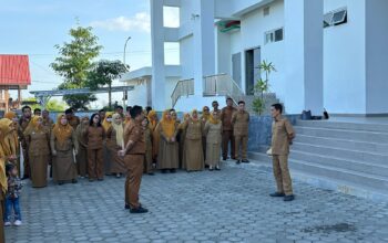 Kabag Fasilitasi Pengawasan dan Penganggaran Sekretariat DPRD SuIbar Yulhabianto Pimpin Apel Pagi