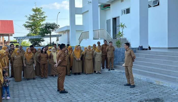 Kabag Fasilitasi Pengawasan dan Penganggaran Sekretariat DPRD SuIbar Yulhabianto Pimpin Apel Pagi