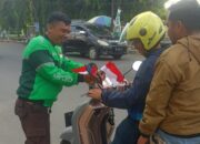 Komunitas Ojol Mamuju Bagikan Bendera Merah Putih, Ajak Warga Tertib Lalu Lintas dan Jaga Kamtibmas