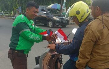Komunitas Ojol Mamuju Bagikan Bendera Merah Putih, Ajak Warga Tertib Lalu Lintas dan Jaga Kamtibmas