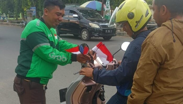 Komunitas Ojol Mamuju Bagikan Bendera Merah Putih, Ajak Warga Tertib Lalu Lintas dan Jaga Kamtibmas