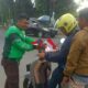 Komunitas Ojol Mamuju Bagikan Bendera Merah Putih, Ajak Warga Tertib Lalu Lintas dan Jaga Kamtibmas